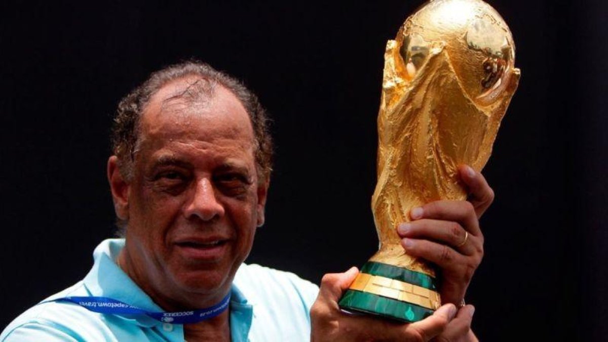 Carlos Alberto, sosteniendo la Copa del Mundo ganada en 1970, posa en Río de Janeiro en el 2010.