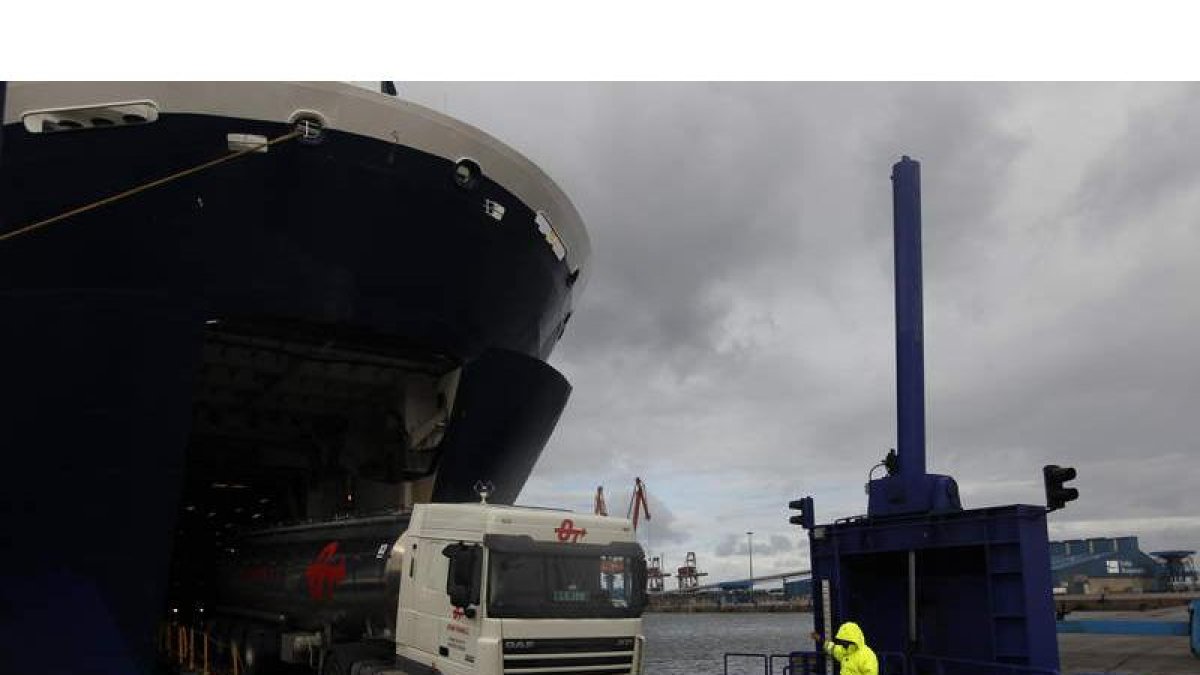 Un camión desembarca del buque que realizaba la ruta de la autopista del mar entre Gijón y Nantes hasta septiembre de 2014. JESÚS