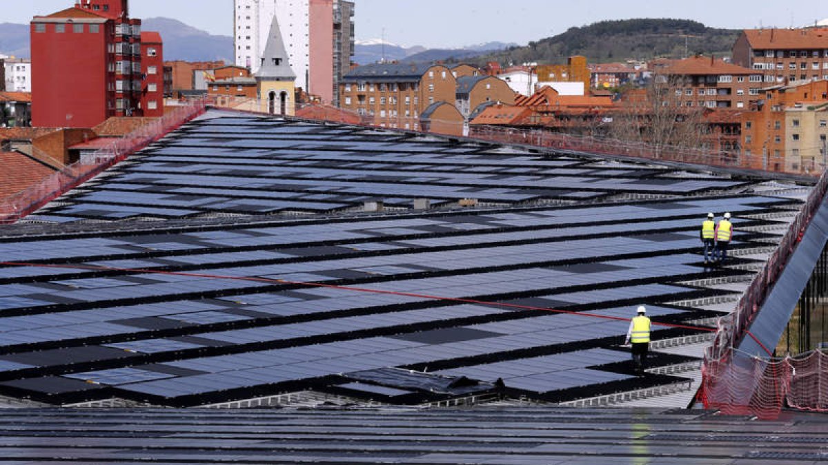 La cubierta fotovoltaica ocupa los cerca de 10.000 metros cuadrados del techo del Palacio de Exposiciones y reparte 4.400 paneles. RAMIRO