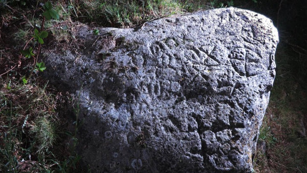 Las rocas grabadas con petroglifos proliferan en León. DL
