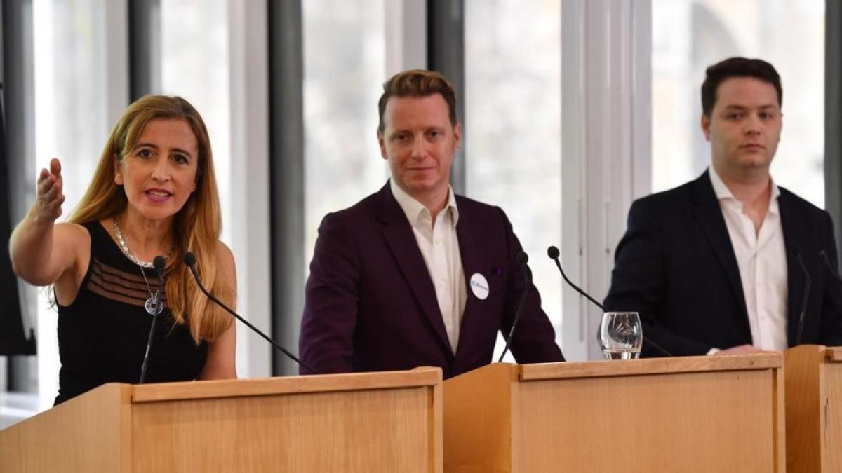 Los tres principales dirigentes del nuevo partido británico, de izquierda a derecha, Sandra Khadhouri, James Clarke y James Torrance en la rueda de prensa en Londres.