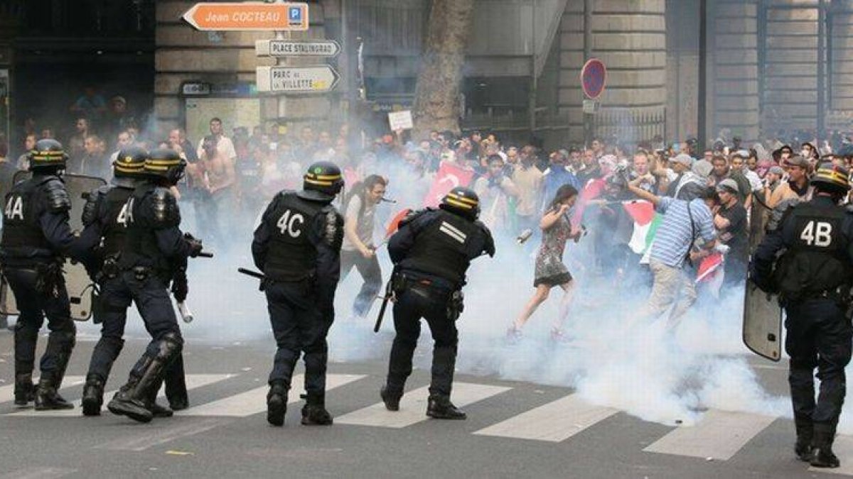 Agentes antidisturbios dispersan a los manifestantes con gases lacrimógenos, cerca de la estación de metro Barbes-Rochechouart.