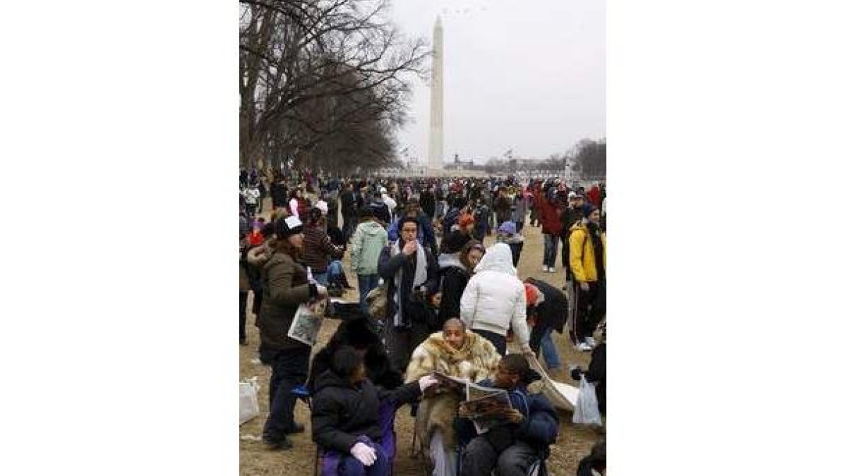 Miles de personas tratan de ver al presidente electo Barack Obama