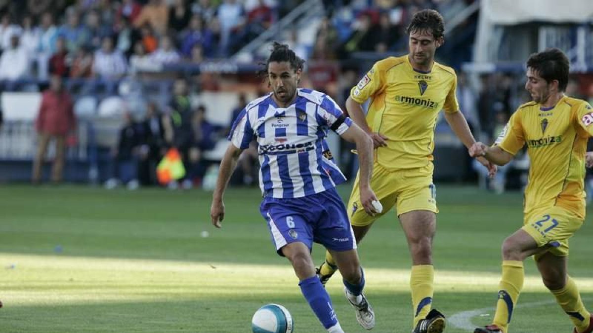 La Deportiva sólo ha recibido una vez al Cádiz y perdió 1-3 en un duelo que acabó con siete futbolistas.