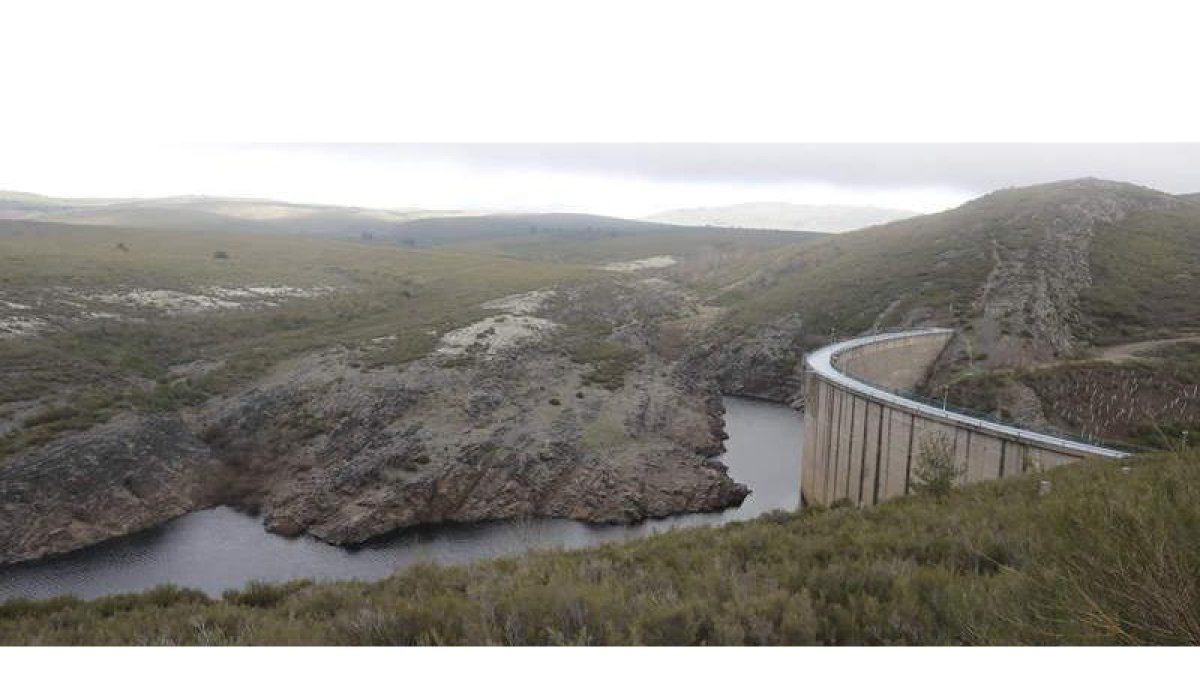 Imagen que presentaba ayer la zona del embalse de Villagatón, con la presa a la derecha. RAMIRO