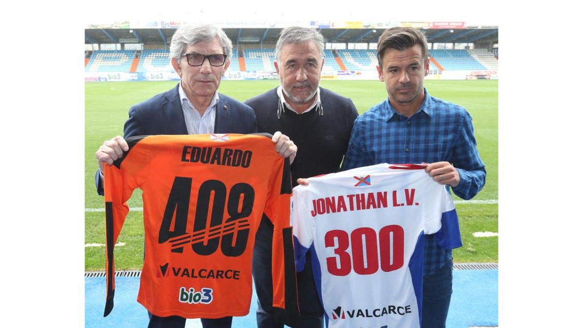 Jónathan Ruiz, José Fernández Nieto y Eduardo Fernández, en el acto promovido por el club. L. DE LA MATA