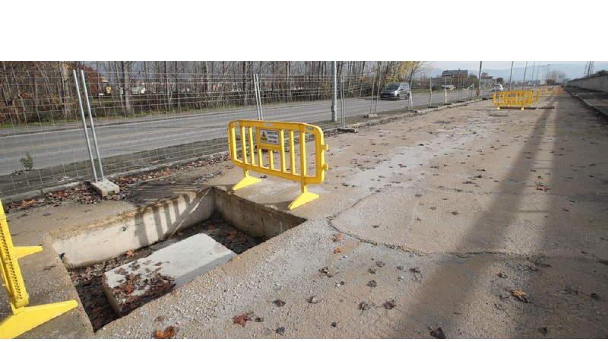 Estado de una de las arquetas eléctricas que faltan por cubrir antes de que se reasfalte los cuatro carriles de la avenida Milán. ANA F. BARREDO