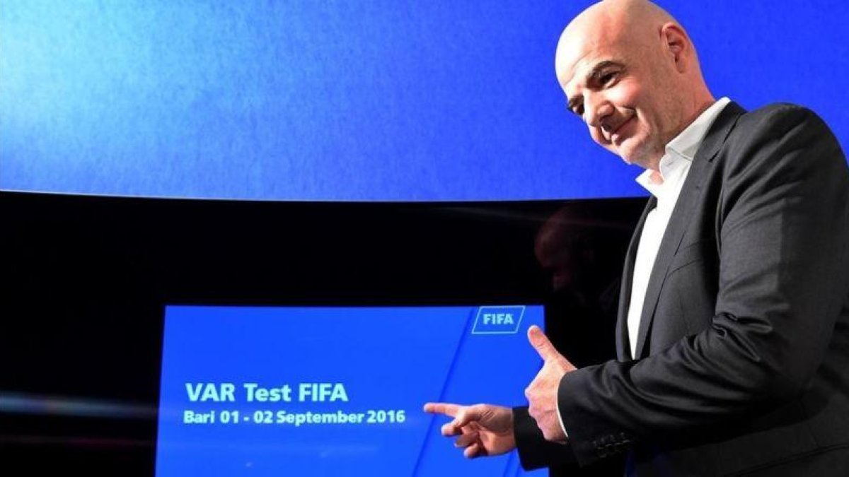El presidente de la FIFA, Gianni Infantino, ante una pantalla utilizada en el sistema VAR, durante la rueda de prensa de este viernes en Bari.