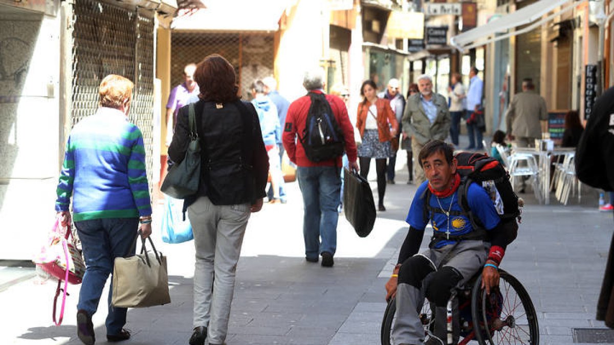 Una persona en silla de ruedas en León. RAMIRO
