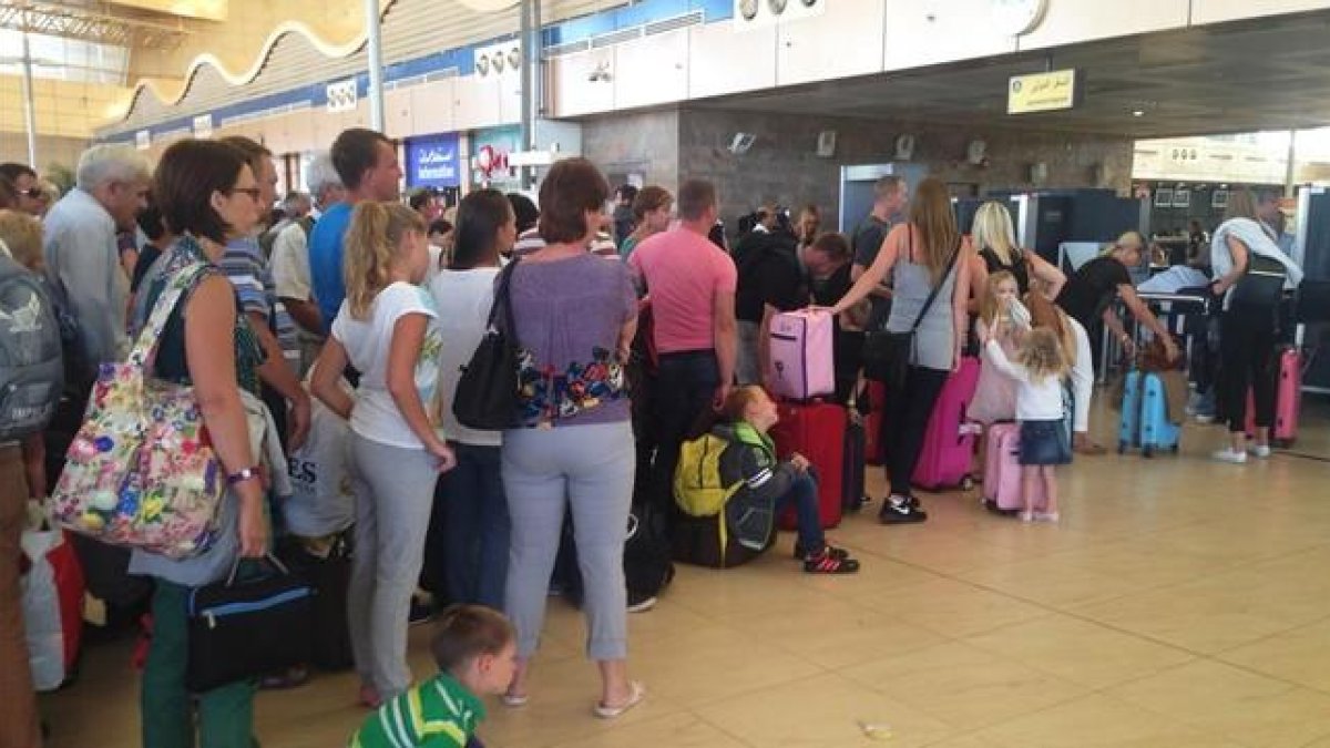 Turistas británicos hacen cola para realizar el 'check in', en el aeropuerto de Sharm al Sheij, este viernes.