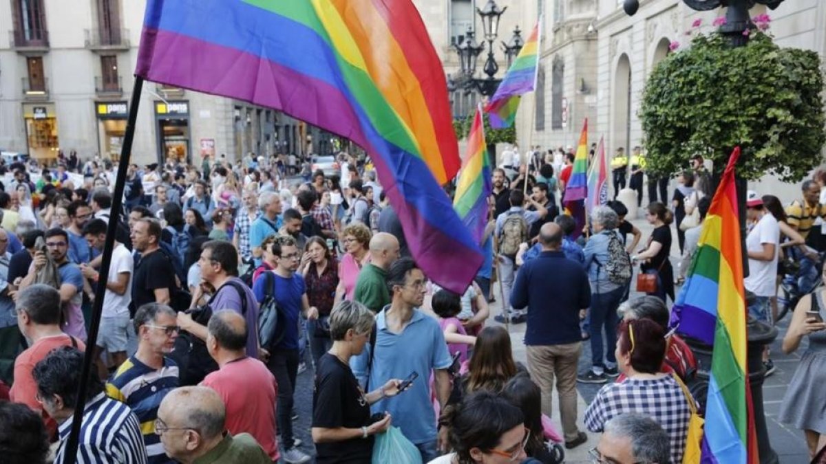 Concentración del colectivo LGTBI en Barcelona en junio pasado.
