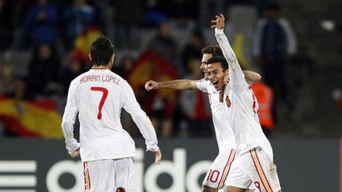 Thiago Alcántara celebra un gol junto a Adrián y Mata.