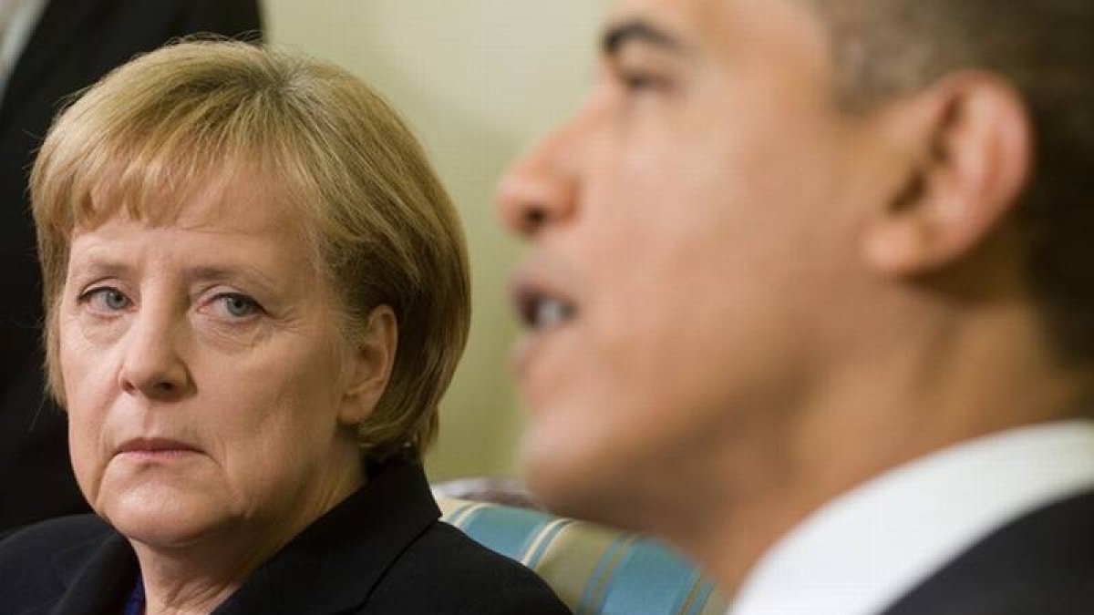 Angela Merkel observa a Barack Obama, en una imagen del 2009, en Washington.