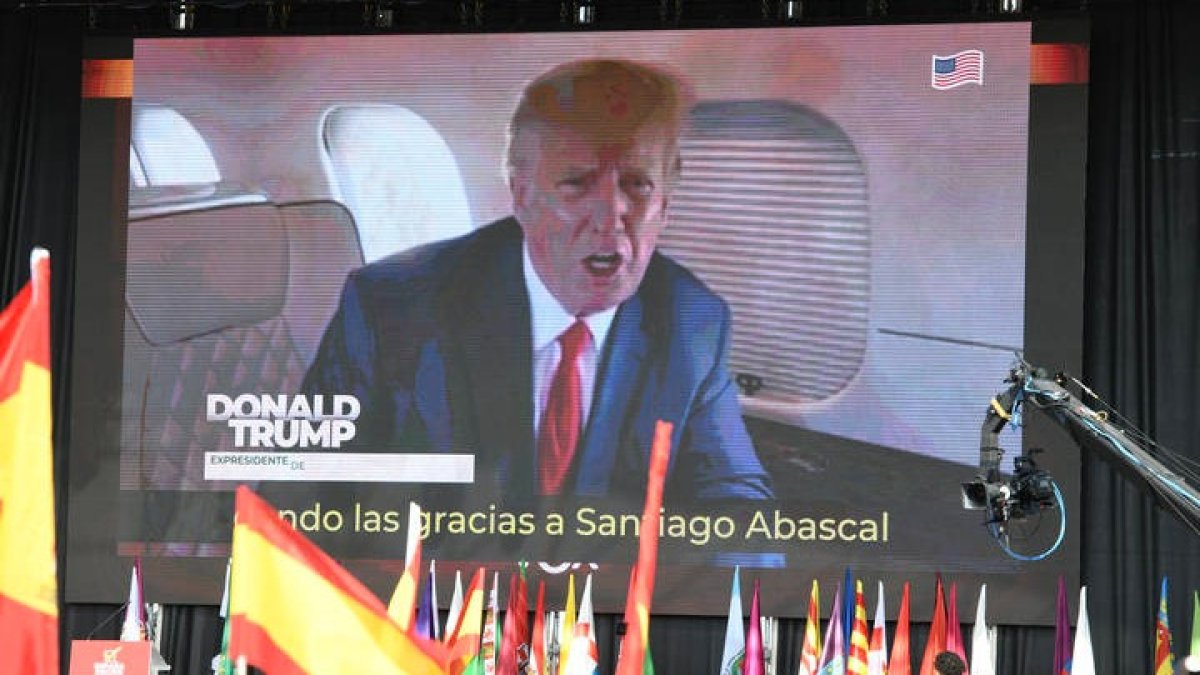 El expresidente estadounidense Donald Trump en un video durante el evento de Vox en el que se ha presentado "España decide". VÍCTOR LERENA