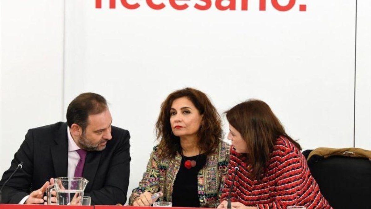 José Luis Ábalos, María Jesús Montero y Adriana Lastra, este lunes en la sede del PSOE.