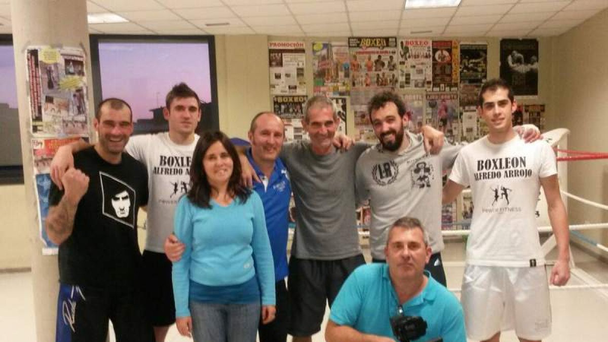 Todo el equipo del Club León Gym con los periodistas de Televisión Española.