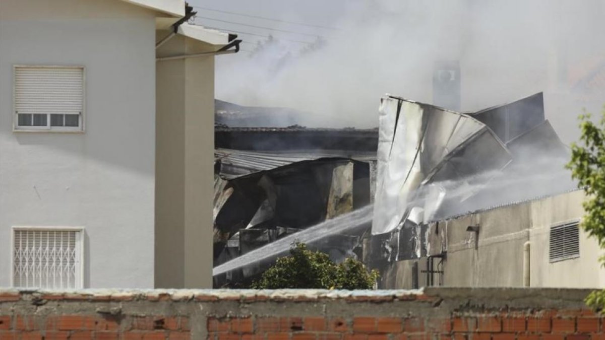 Edificios en llamas tras estrellarse la avioneta en Tires, cerca de Estoril, el 17 de abril.