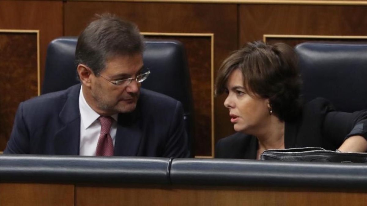 La vicepresidenta del Gobierno, Soraya Sáenznez de Santamaría, en el Congreso, junto al ministro de Justicia, Rafael Catalá.