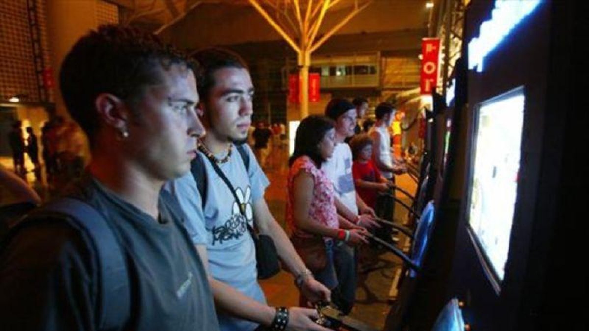Dos jóvenes juegan a un videojuego.