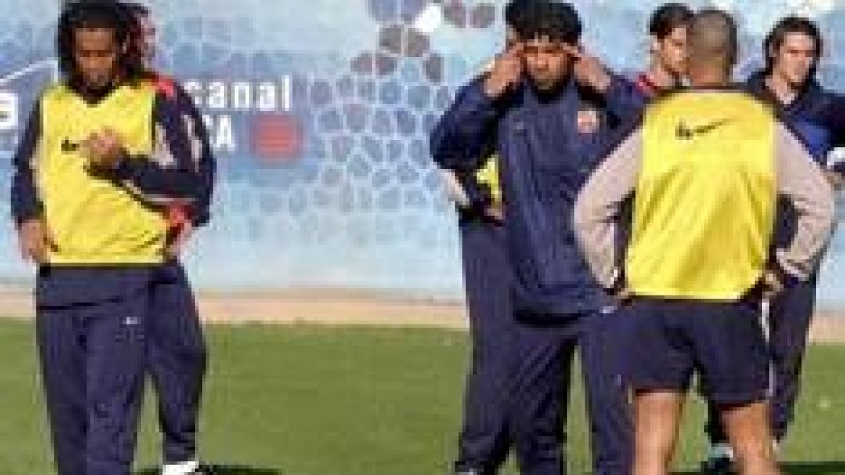 Rijkaard, a la derecha, pide en un entrenamiento que los pesos pesados del Barça estén concentrados