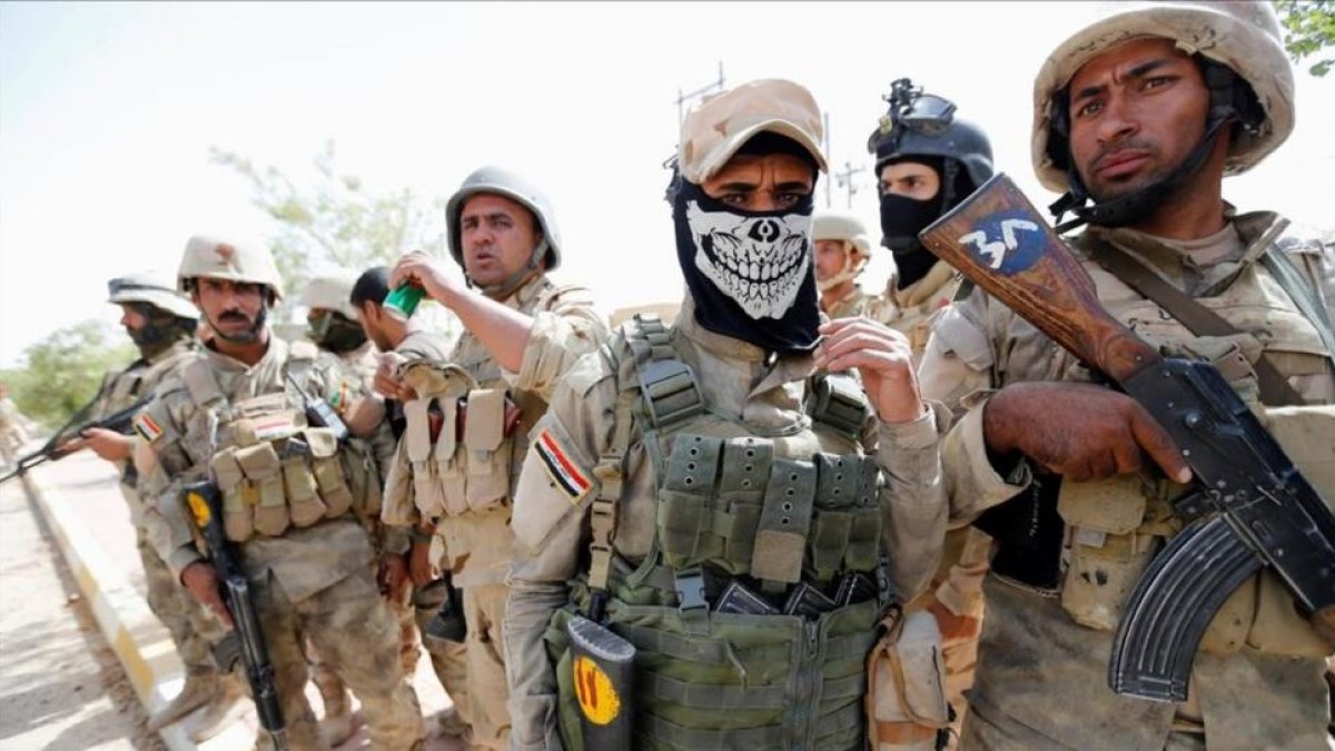 Soldados del Ejército iraquí en el centro de Faluya.
