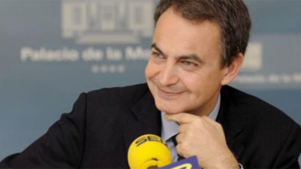 El presidente del Gobierno, José Luis Rodríguez Zapatero, durante la entrevista con la Cadena SER.