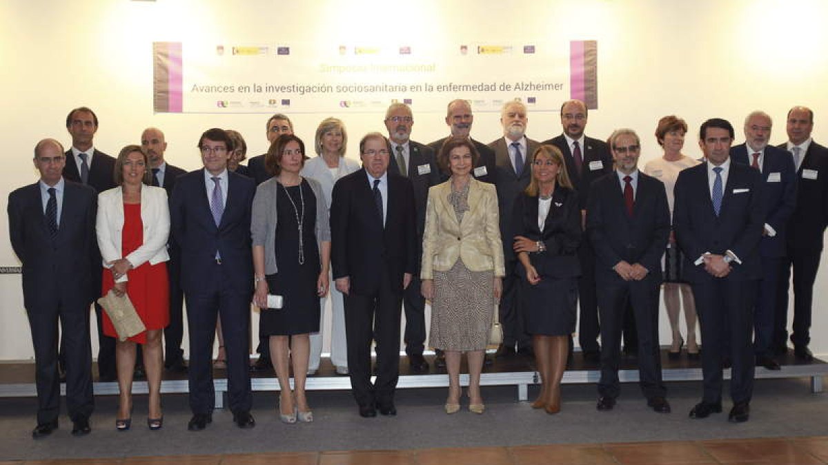 Foto de familia de participantes y responsables públicos con la reina Sofía en la inauguración, ayer, del Simposio en Salamanca.