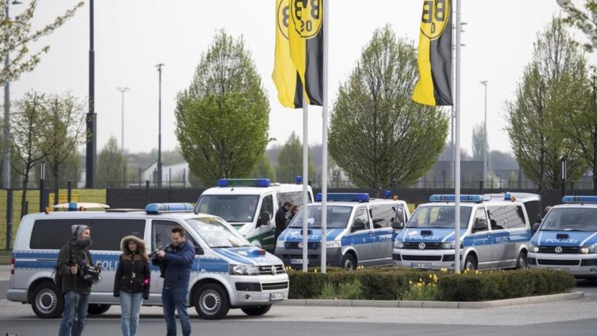 La policía monta guardai en las instalaciones del Borussia Dortmund.