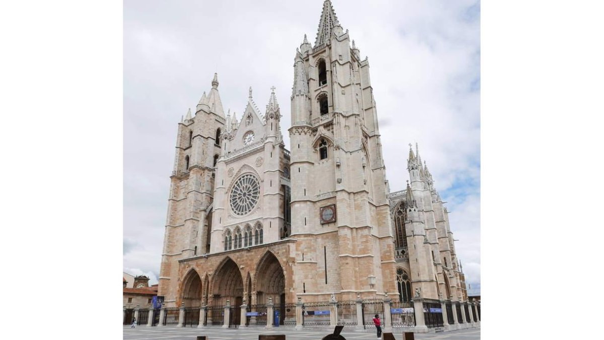 El cartel de León se coloca de cara a la Catedral para conseguir una mejor instantánea de la Pulchra. JAVIER FERNÁNDEZ ZARDÓN