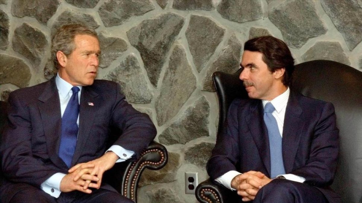 El expresidente español José María Aznar, junto al estadounidense George W. Bush en el 2003, en las Islas Azores.