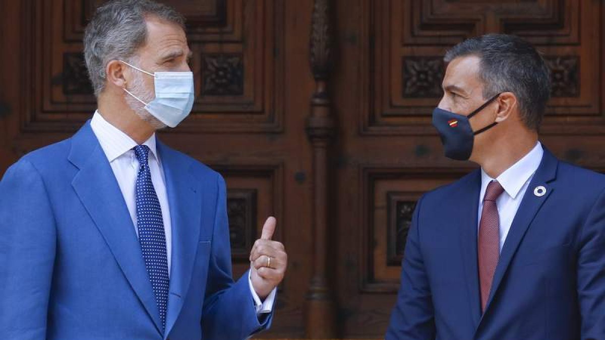 El rey Felipe en el Palacio de Marivent durante la audiencia al presidente Pedro Sánchez. BALLESTEROS