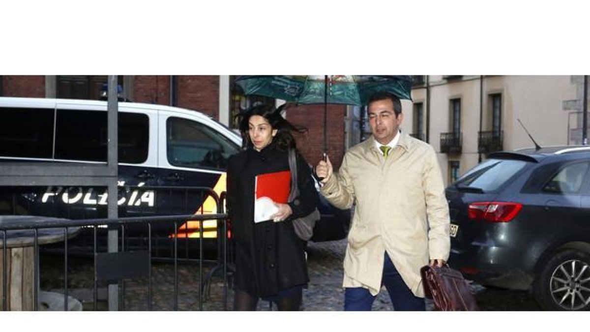 Raquel Gago y su abogado, esta mañana a su llegada a la Audiencia Provincial