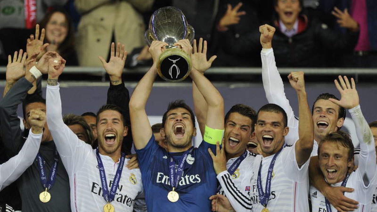 Iker Casillas, junto a sus compañeros, levanta el trofeo de la Supercopa de Europa tras derrotar por 2-0 al Sevilla en Cardiff.