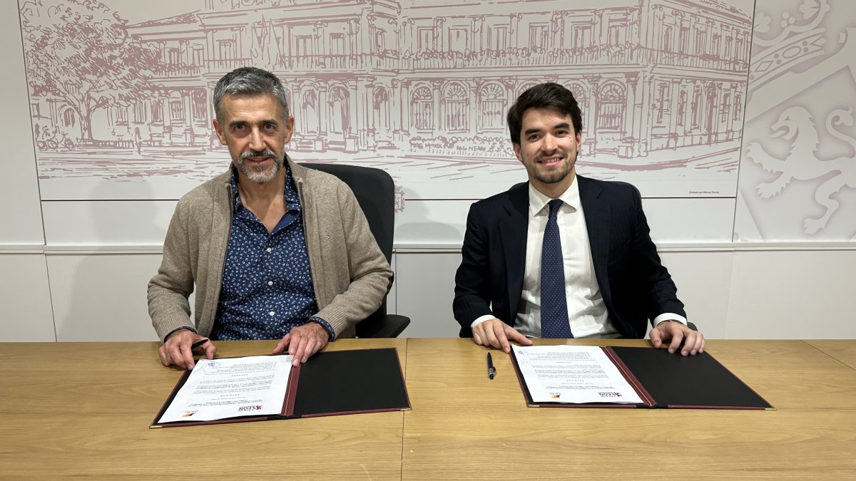 El concejal de Promoción Económica y presidente de Ildefe, Carmelo Alonso, y el vicepresidente de la Casa de León en Madrid, David San Martín, han firmado el convenio. DL