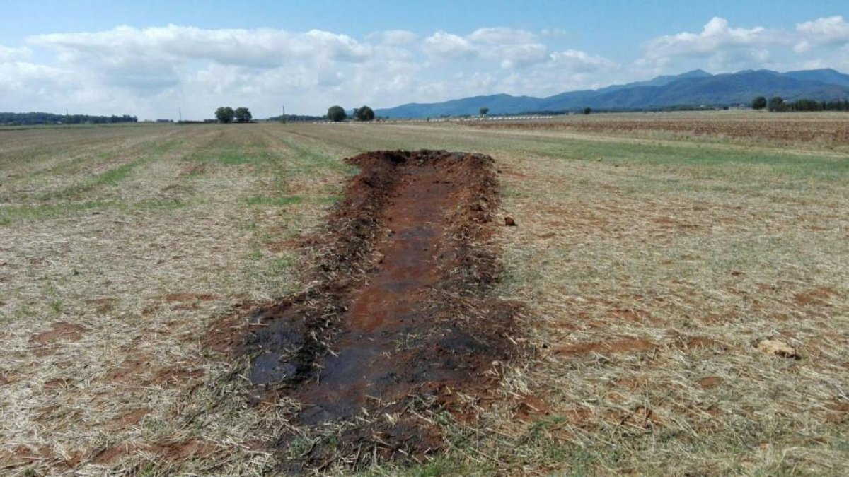 La línea de tierra de unos 20 metros termina una especie de cráter al final