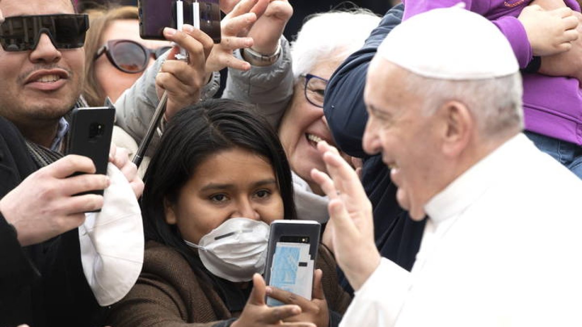 Las máscarillas llegan también a los visitantes al Papa. BRAMANTTI