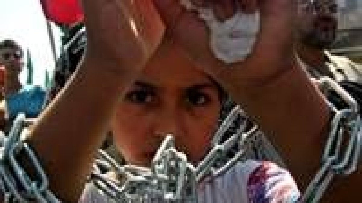 Una niña pide la liberación de los reos palestinos en cárceles israelíes