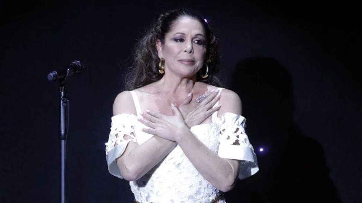 La cantante Isabel Pantoja, en el concierto ofrecido en noviembre del 2016 en el Teatro Real de Aranjuez, donde presentó su nuevo disco 'Hasta que se apague el sol'.