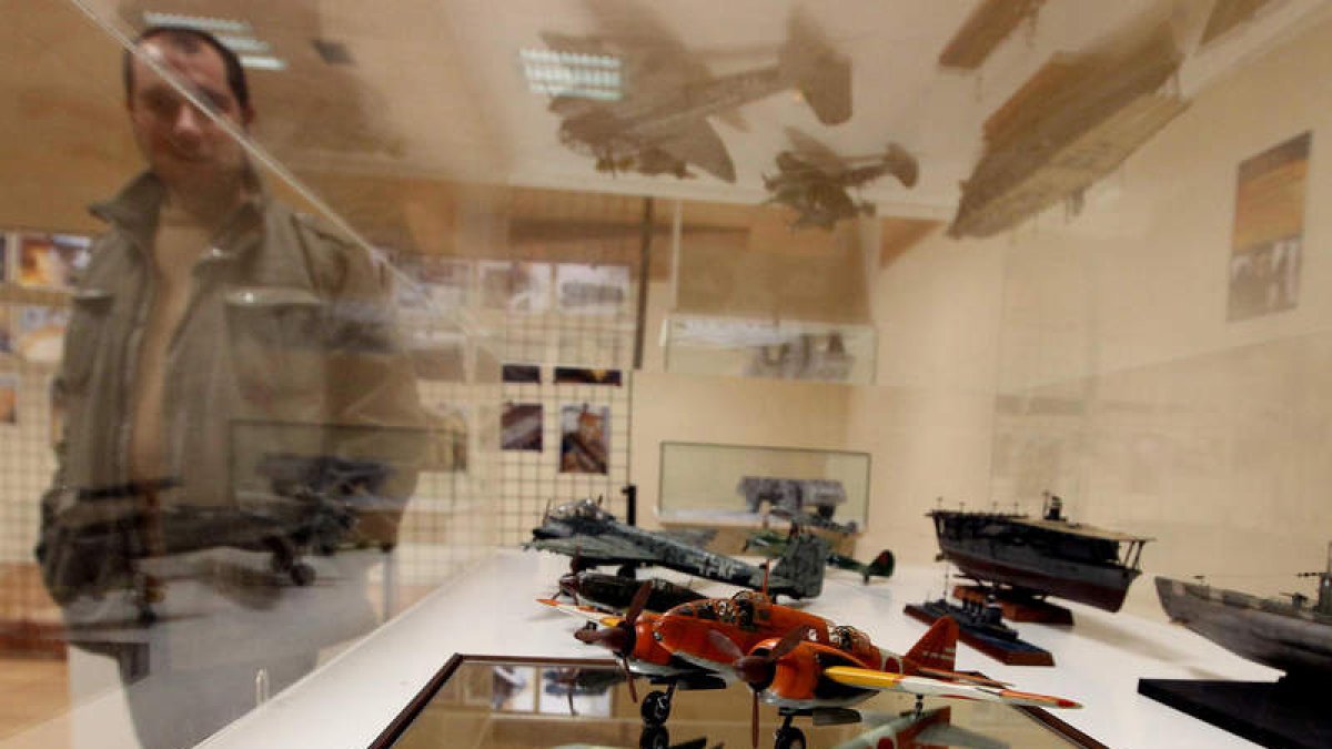 Conjunto de aviones a escala de la exposición de dioramas y modelismo, ayer en Toral.