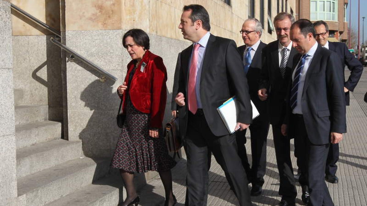 Los responsables del Ministerio, ayer, a su llegada a los juzgados de Sáenz de Miera.