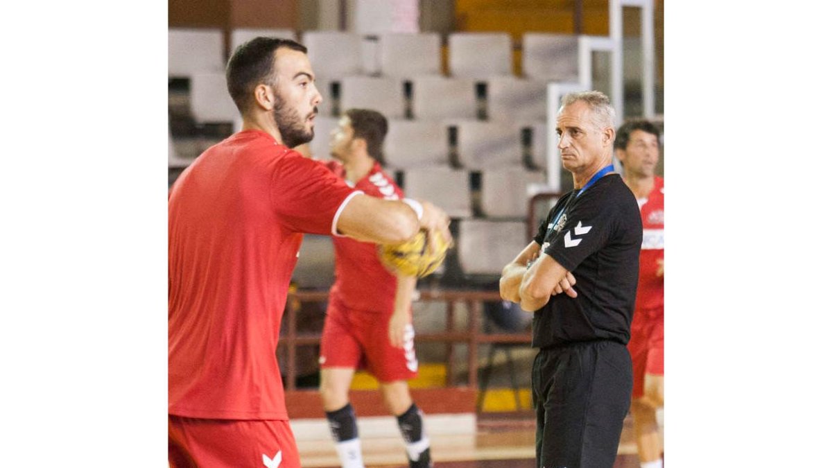 El Abanca Ademar busca estrenarse en la liga con una victoria solvente ante el Sinfín. OTERO PERANDONES