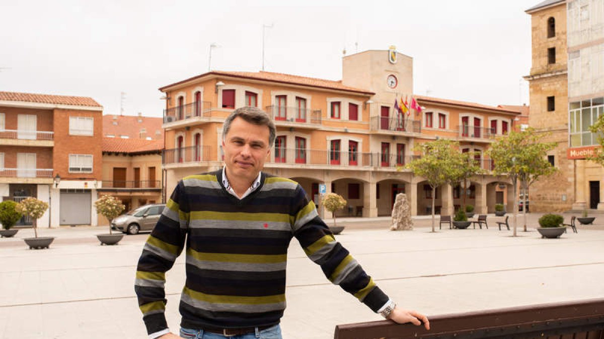 El alcalde, Juan Pablo Regadera, delante del Ayuntamiento de Valencia de Don Juan. DL