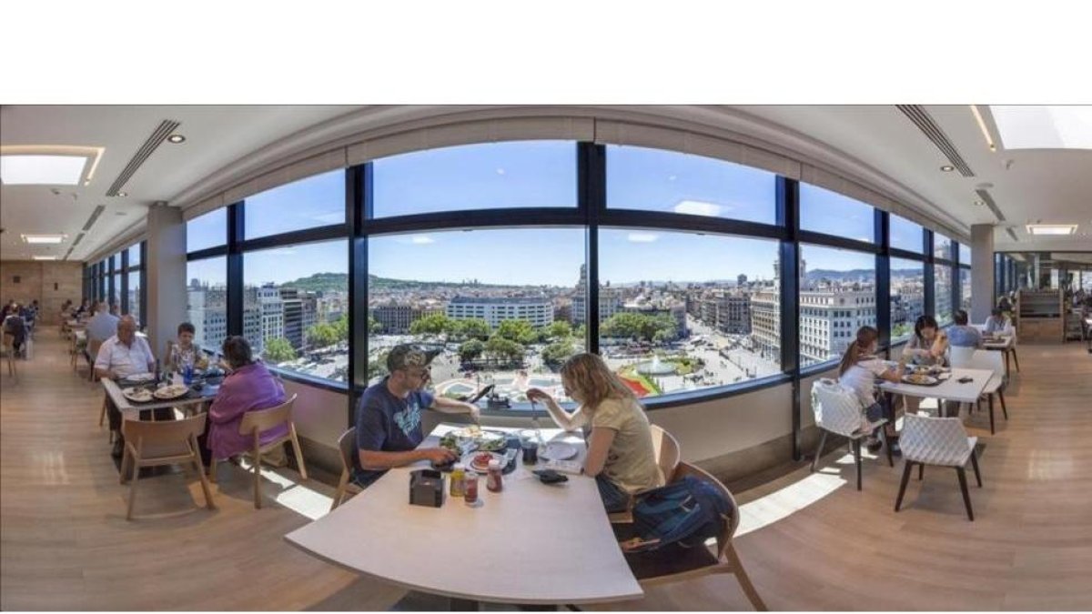 Vista panorámica desde la Plaça Gastro Mercat del restaurante de la novena planta de El Corte Inglés de la plaza de Catalunya.