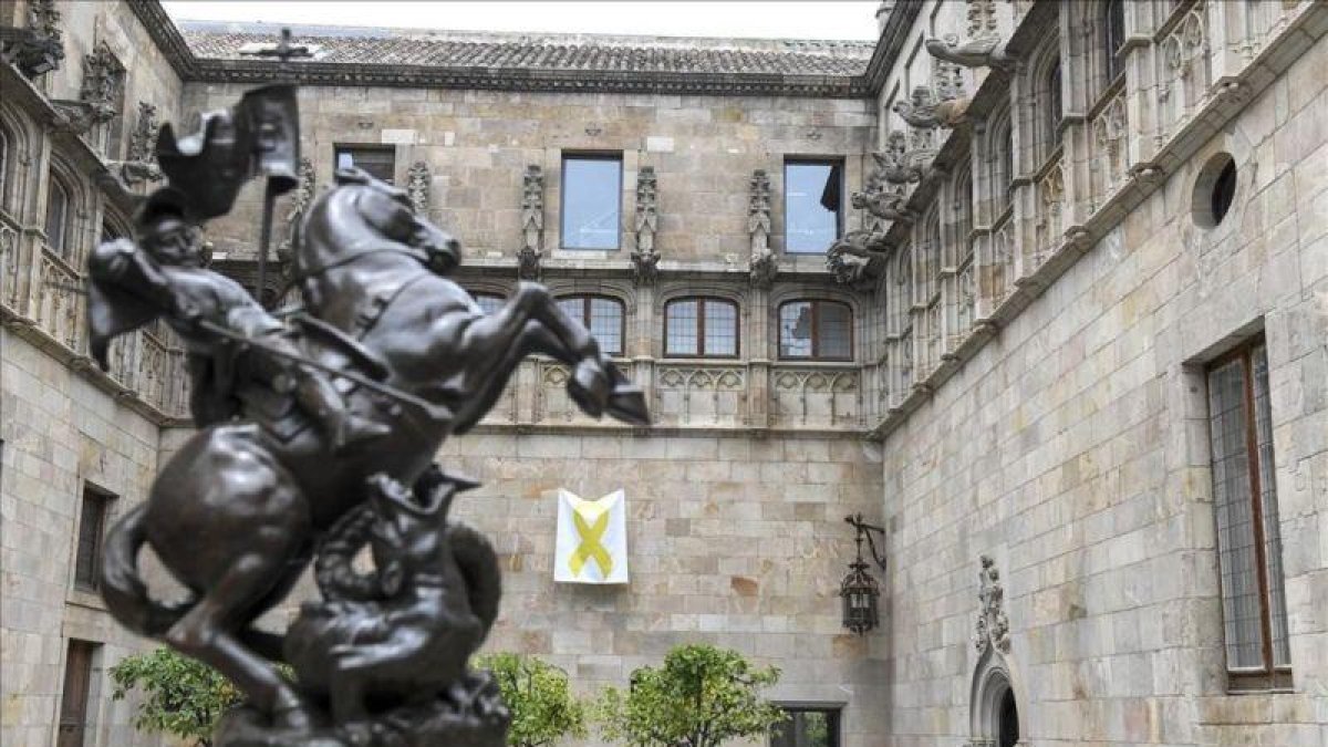 Lazo amarillo en el Pati dels Tarongers del Palau de la Generalitat.
