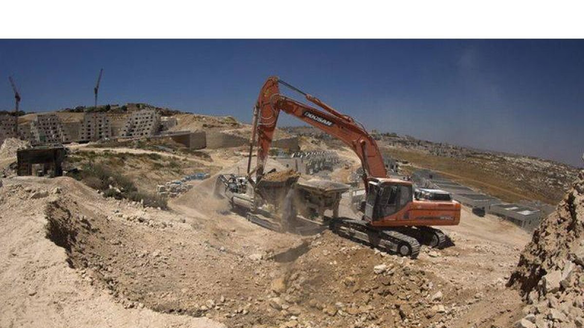 Grúa en las obras de construcción de unos apartamentos para israelíes en Jerusalén Este, un asentamiento judío en territorio palestino, el pasado martes.