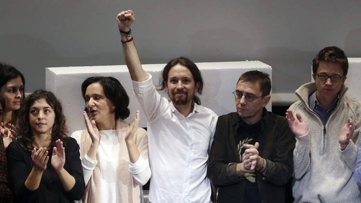 El líder de Podemos, Pablo Iglesias (c), junto a los miembros de su equipo, Tania González (i), Carolina Bescansa (2ªi), Íñigo Errejón (d) y Juan Carlos Monedero (2ºd), en una imagen de 2014. PACO CAMPOS