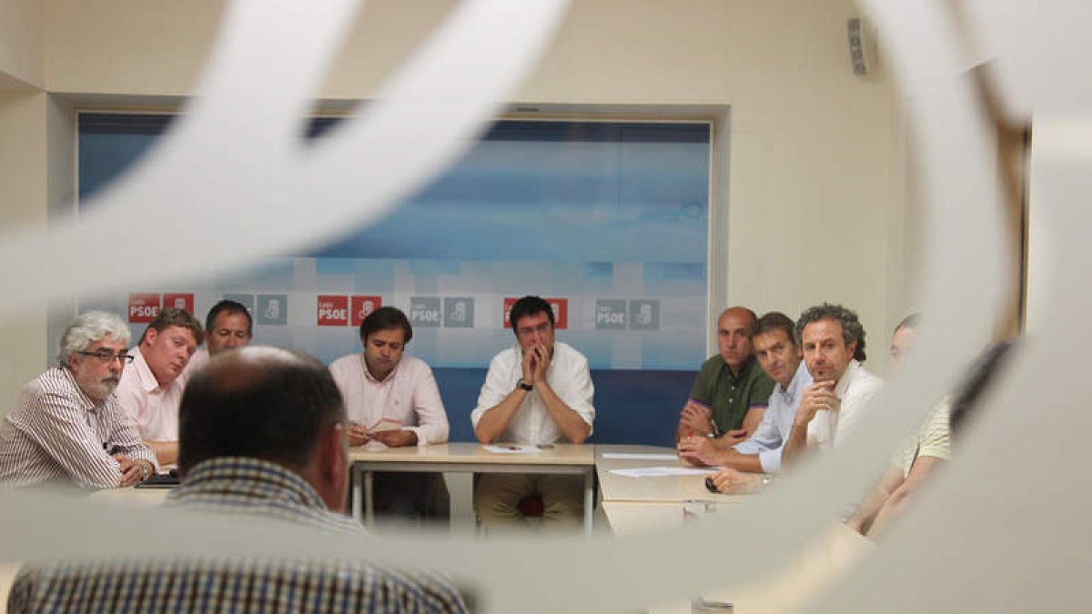 Un momento de la reunión de Óscar López con los responsables de transporte.