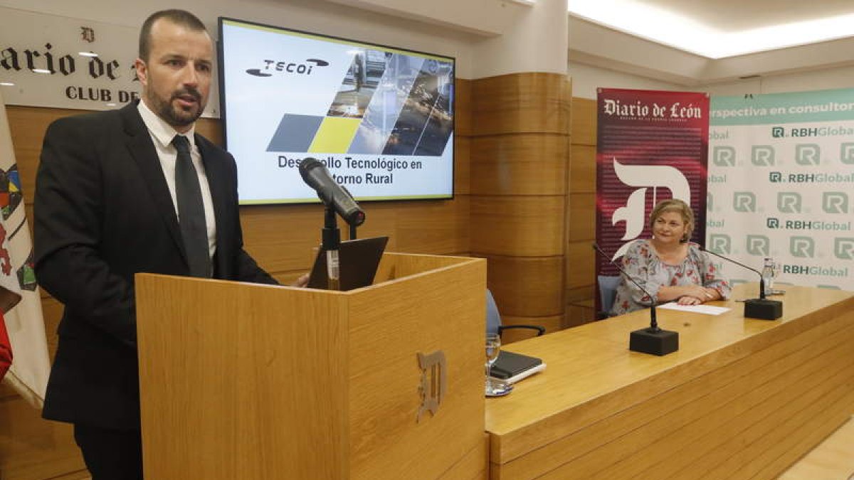 Óscar Rodríguez Ordás, gerente de Tecoi, y María J. Muñiz, jefa de sección de Economía de Diario de León, ayer en el Club de Prensa. RAMIRO