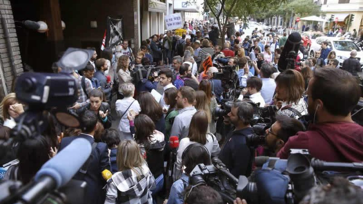 Los periodistas a las puertas de la sede del PSOE en la madrileña calle de Ferraz. J. J. GUILLÉN