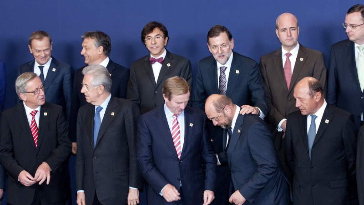 Rajoy (en el centro de la segunda fila) posa para la foto de familia de la cumbre de la UE.